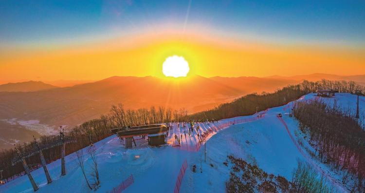 吉林：山巅观日出 “首滑”迎新年