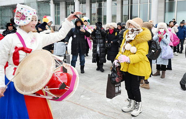 重庆“游雪国 ”专列来了 400余游客抵达延吉开启冰雪之旅