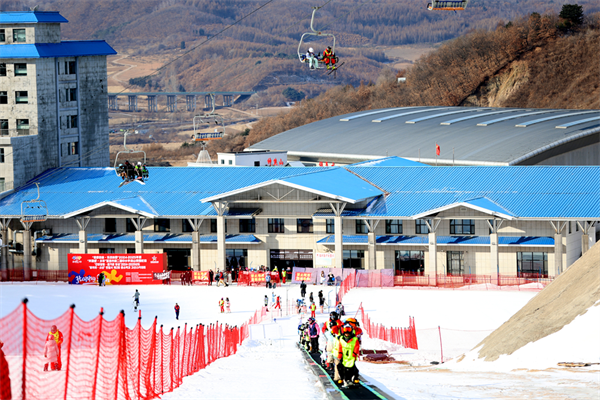 延吉市第二届中小学高山滑雪比赛开赛