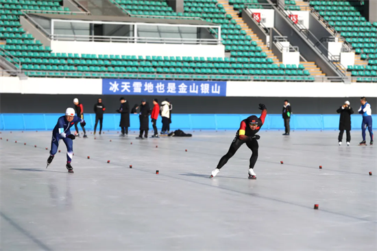 延吉：200余名速滑选手驰骋冰场 掀起冰雪运动热潮