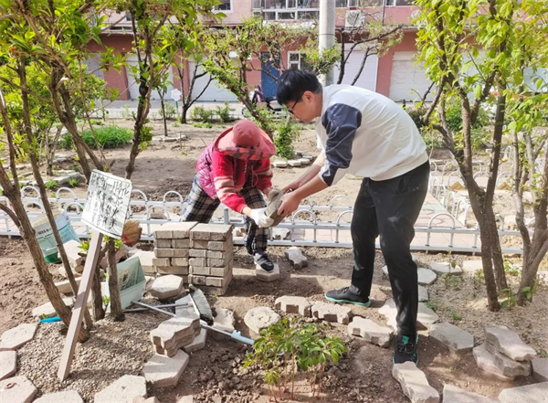 种花种草种幸福 延吉“共享花坛”开出“绿美团结花”