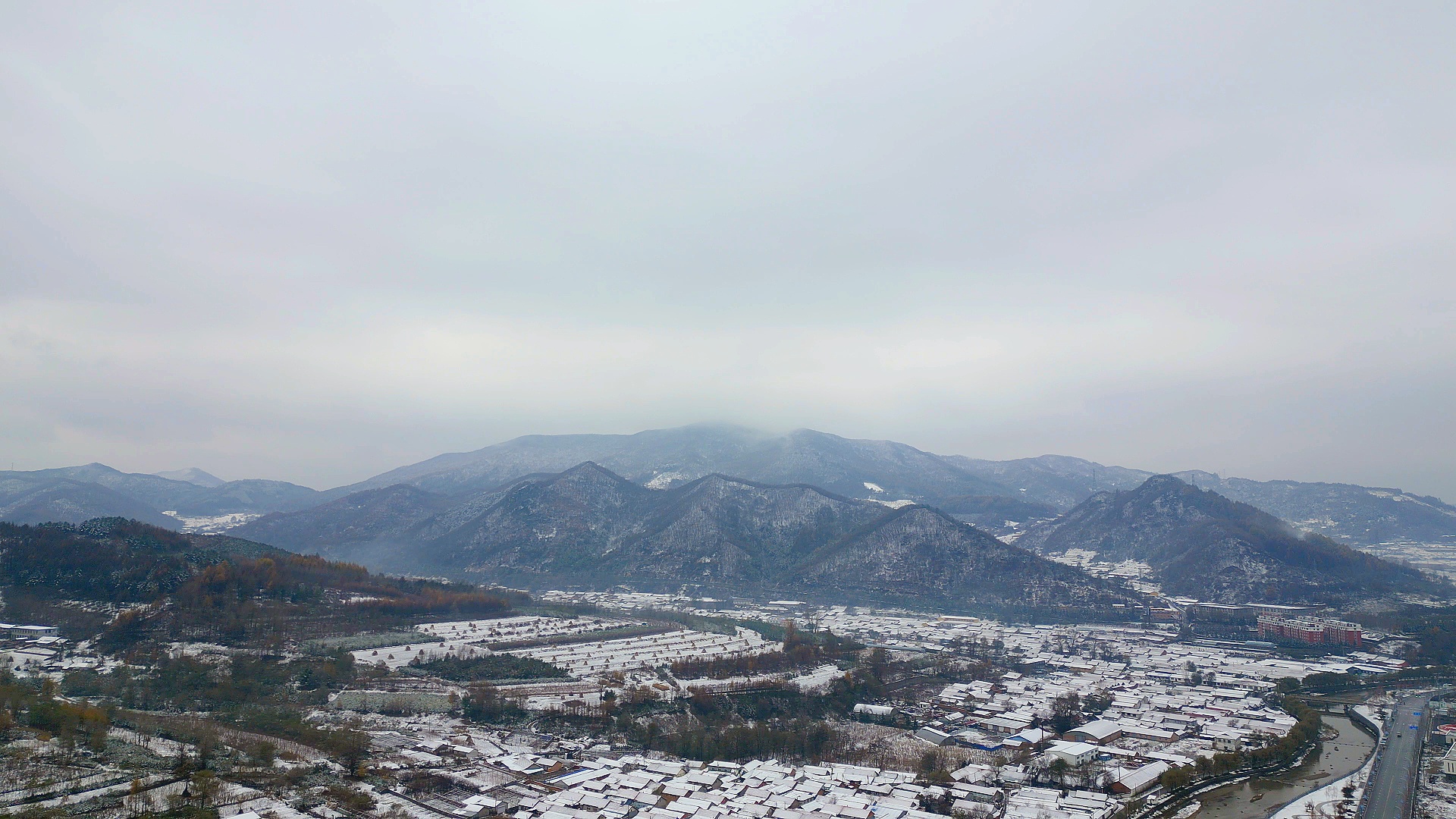 通化：初雪映山城