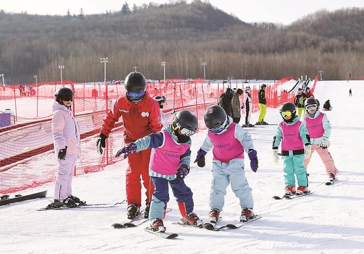 吉林：人小胆大 娃娃练滑雪