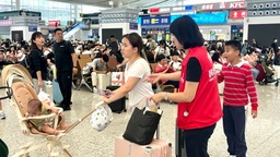 五彩服务助出行 深圳北站先锋服务队用服务温暖旅客心