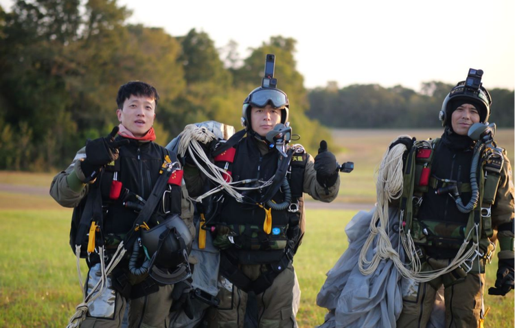 中国跳伞勇士万米高空挑战成功！深圳龙华高新企业展现中国“智”造新高度