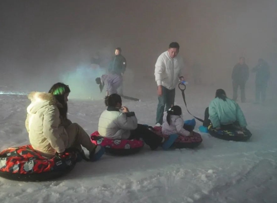 玉舍雪山滑雪场：多彩活动迎元旦 节日氛围别样浓