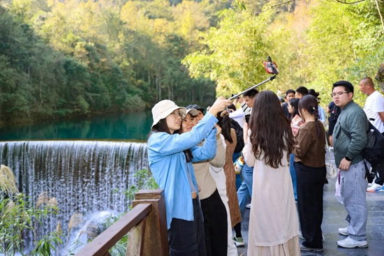 贵州荔波：淡季旅游热度不减 小七孔景区持续火爆