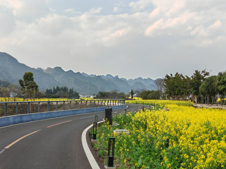 贵州电信·2025万峰林马拉松暨多彩贵州马拉松超级联赛（万峰林站）激情开赛