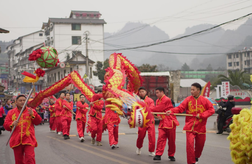 贵州各地喜迎蛇年新春  张灯结彩氛围浓