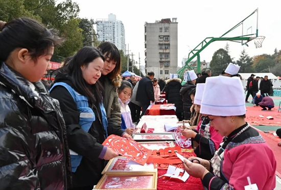 贵州惠水：赶文艺大集 迎红火新年