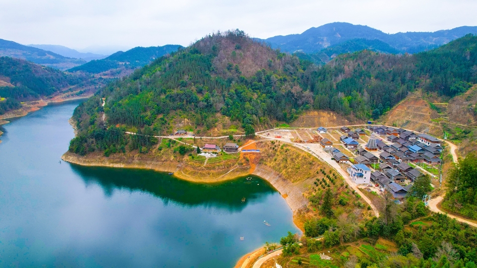 贵州黎平：守护绿水青山 苗侗山乡绽放生态美_fororder_初春时节的吕孖村（双江镇人民政府供）