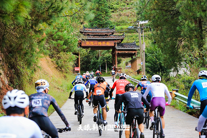 环雷公山骑行 在中国乡村旅游1号公路飞驰