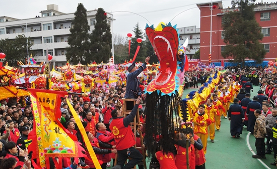 “祥龙巡游”添年味 贵州独山基长镇举行2025年新春迎龙灯会