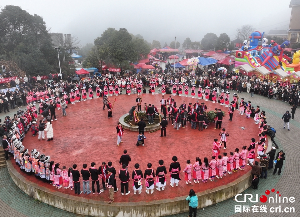 贵州六枝梭戛乡长角苗载歌载舞欢庆跳花节