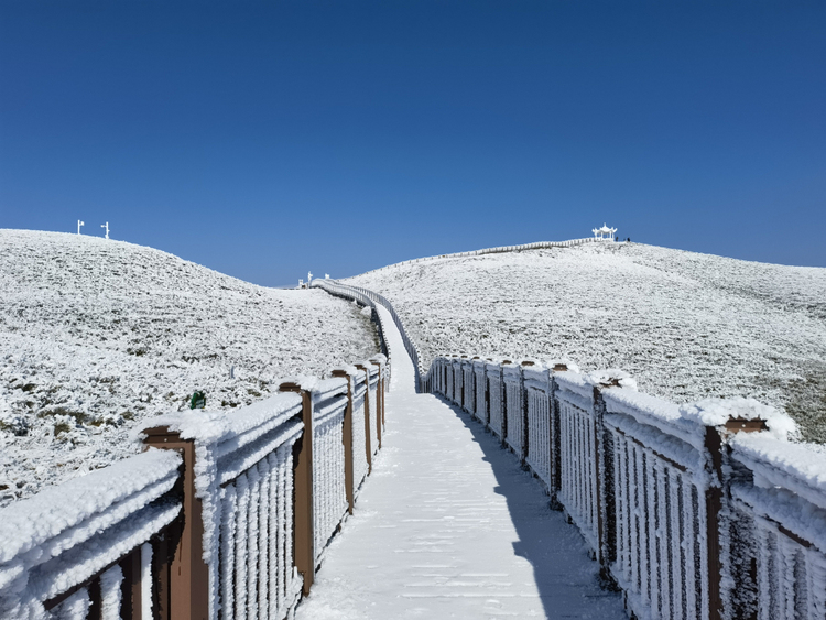 阿西里西韭菜坪雪景如画