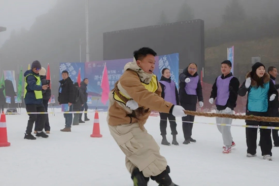 贵州省冬季冰雪嘉年华在六盘水梅花山滑雪场启幕