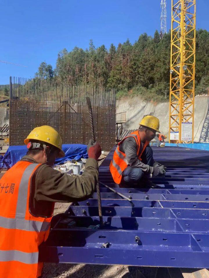 来自安盘高速建设工地的报道 | 擎天柱子矗“盘关”