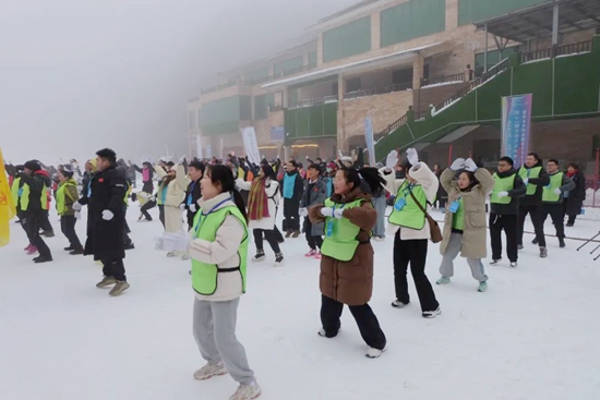 贵州省冬季冰雪嘉年华在六盘水梅花山滑雪场启幕