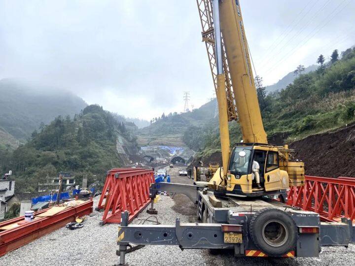 来自安盘高速建设工地的报道| 群龙盘踞出“乐多”