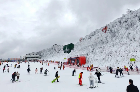 玉舍雪山滑雪场：冰雪运动“点燃”冬日激情