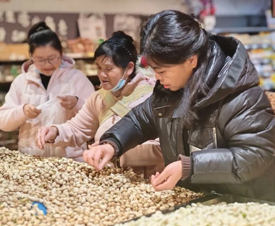 六盘水市水城区：春节年味浓 市民采购热