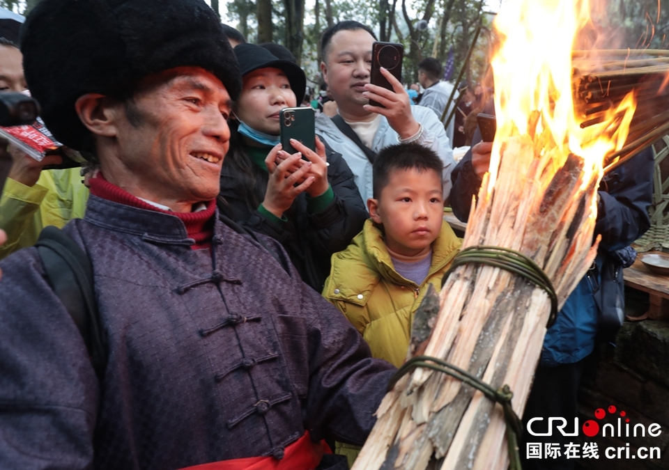 贵州丹寨：苗族同胞身着盛装 载歌载舞欢庆“祭尤节”