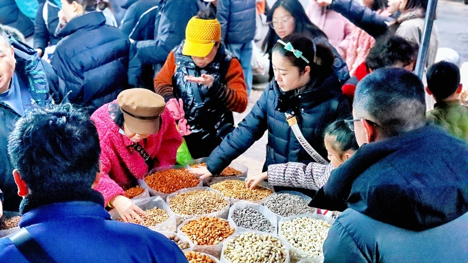 贵州各地喜迎蛇年新春  张灯结彩氛围浓