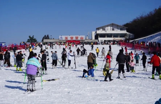 玉舍雪山滑雪场：多彩活动迎元旦 节日氛围别样浓