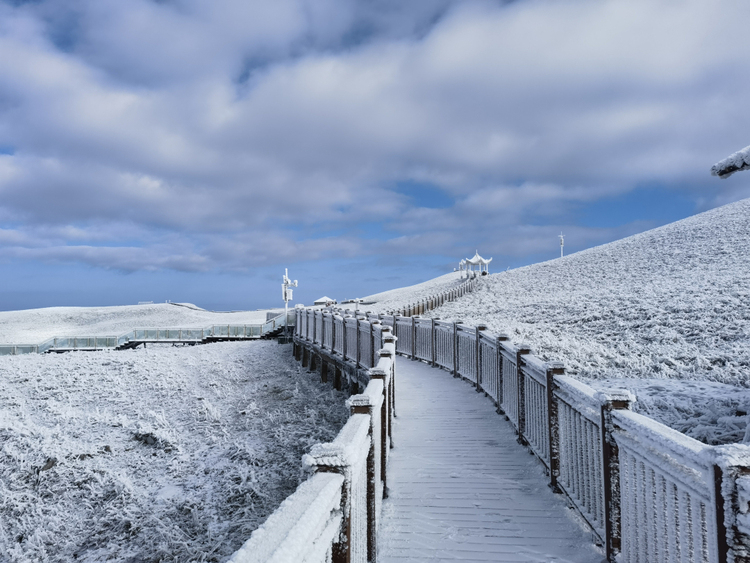 阿西里西韭菜坪雪景如画