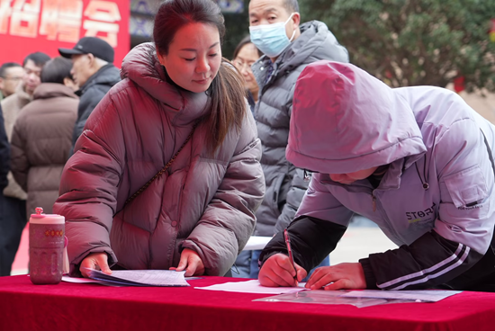 六盘水市六枝特区举办东西部劳务协作招聘会  为求职者“搭桥引路”