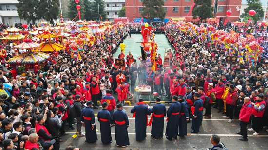 “祥龙巡游”添年味 贵州独山基长镇举行2025年新春迎龙灯会