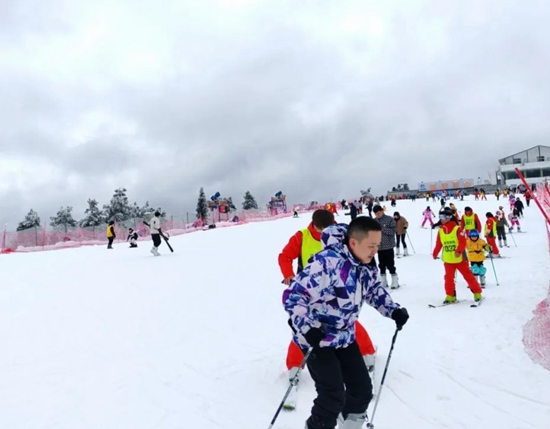 玉舍雪山滑雪场：冰雪运动“点燃”冬日激情