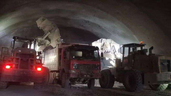 来自安盘高速建设工地的报道 | 畅联云贵“岩峰洞”