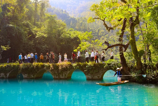 贵州荔波：淡季旅游热度不减 小七孔景区持续火爆