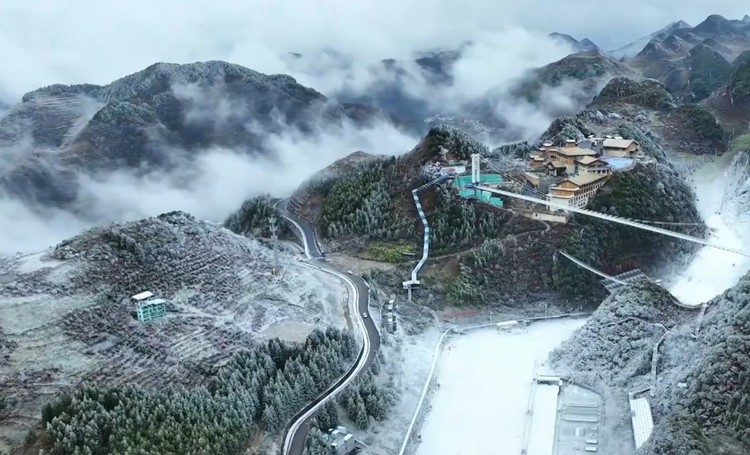 六盘水市钟山区：推出多种优惠布局冰雪经济 让游客过足雪瘾