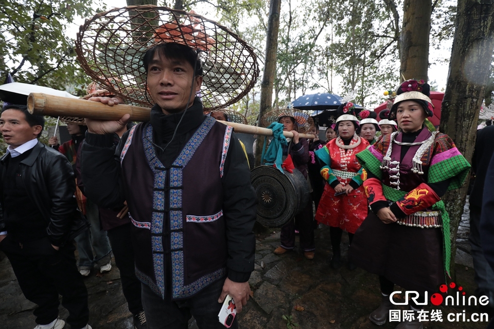 贵州丹寨：苗族同胞身着盛装 载歌载舞欢庆“祭尤节”