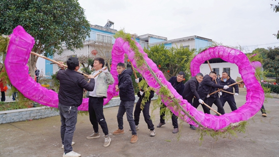 贵州瓮安：火龙拜年庆团圆 四世同堂话新春