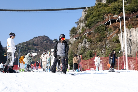 贵州六盘水梅花山国际滑雪场开启2024-2025年度滑雪季