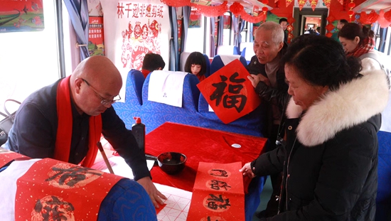 看“村晚” 赶“村集” 在贵州“村火车” 上感受热气腾腾的新春盛景