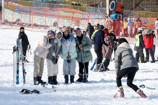 贵州六盘水梅花山国际滑雪场开启2024-2025年度滑雪季