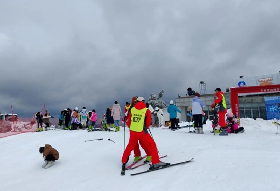 玉舍雪山滑雪场：冰雪运动“点燃”冬日激情