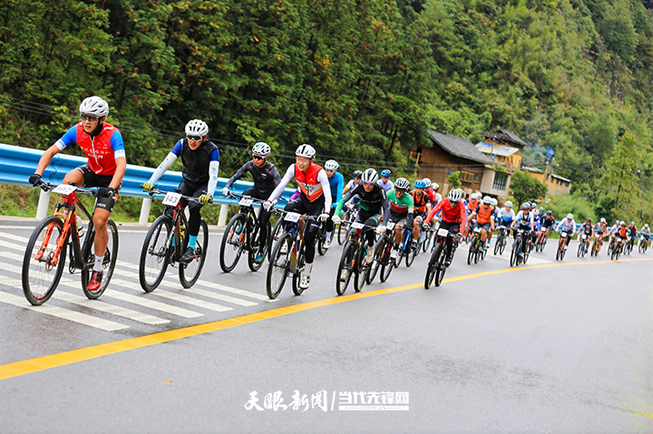 环雷公山骑行 在中国乡村旅游1号公路飞驰