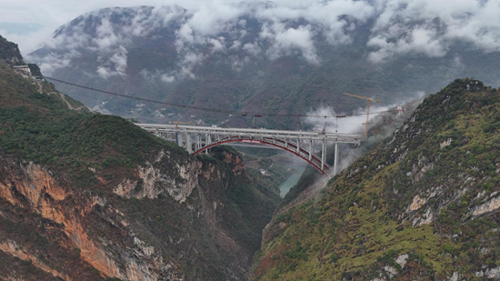 纳晴高速乌蒙山大桥双幅贯通