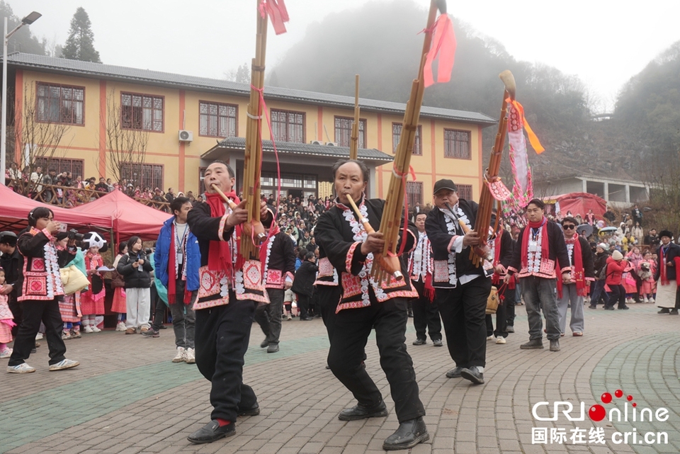 贵州六枝梭戛乡长角苗载歌载舞欢庆跳花节