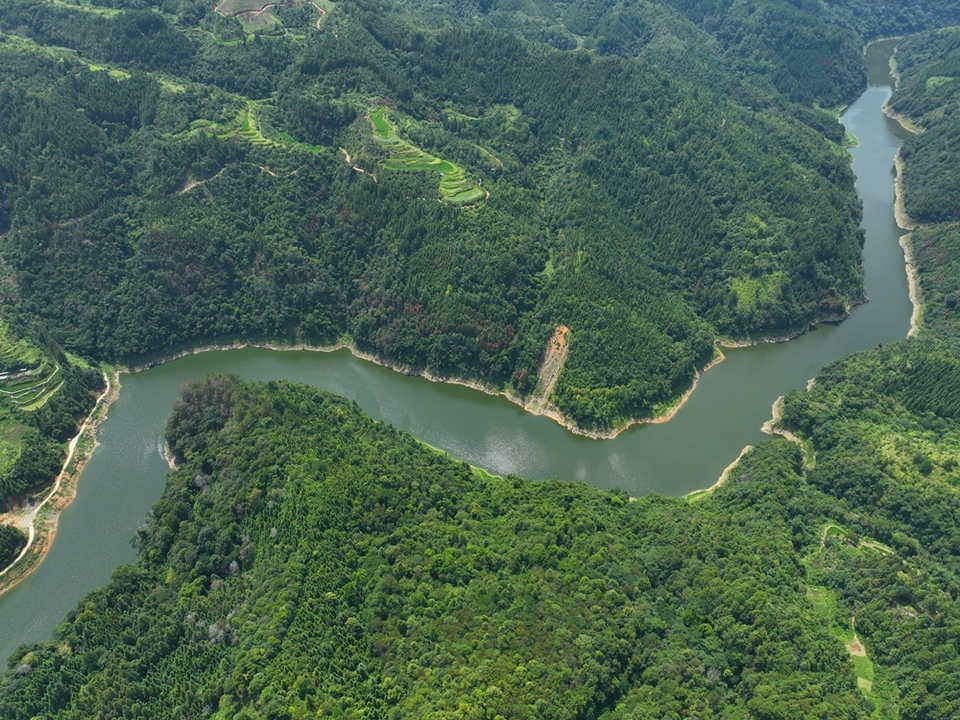 贵州黎平：守护绿水青山 苗侗山乡绽放生态美_fororder_双江两岸的自然风光 (吴光辉摄) 