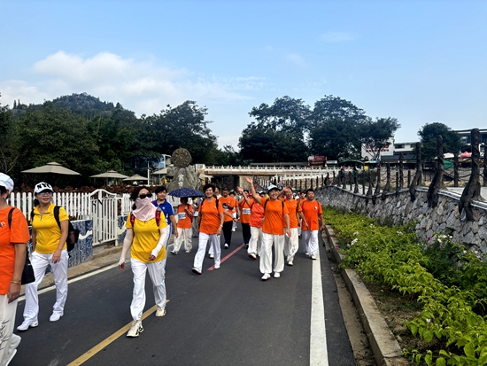 2024万峰林万人徒步大会在贵州兴义举办