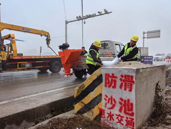 贵州惠水：抗凝早行动 出行保畅通