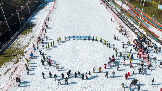 贵州六盘水梅花山国际滑雪场开启2024-2025年度滑雪季