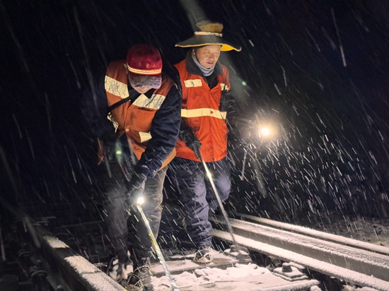 贵州铁路部门全力迎战2025年首次降雪