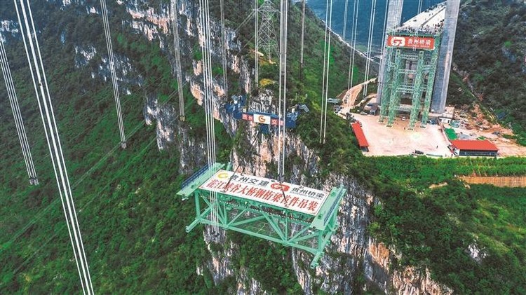 在建世界最高桥完成首件钢桁梁吊装